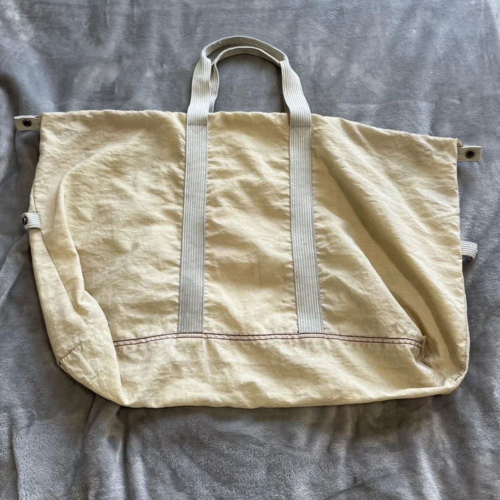 Nike Large Duffel Gym‎ Travel Tote Bag Beige Gray Purple Zip Top Logo Patch Gear